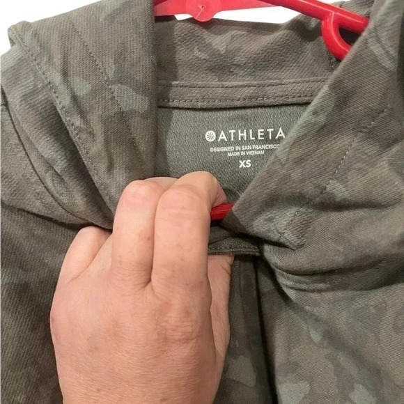 ATHLETA Green Camo Farallon Cropped Stretch Hoodie xs athleisure activewear - Picture 2 of 4